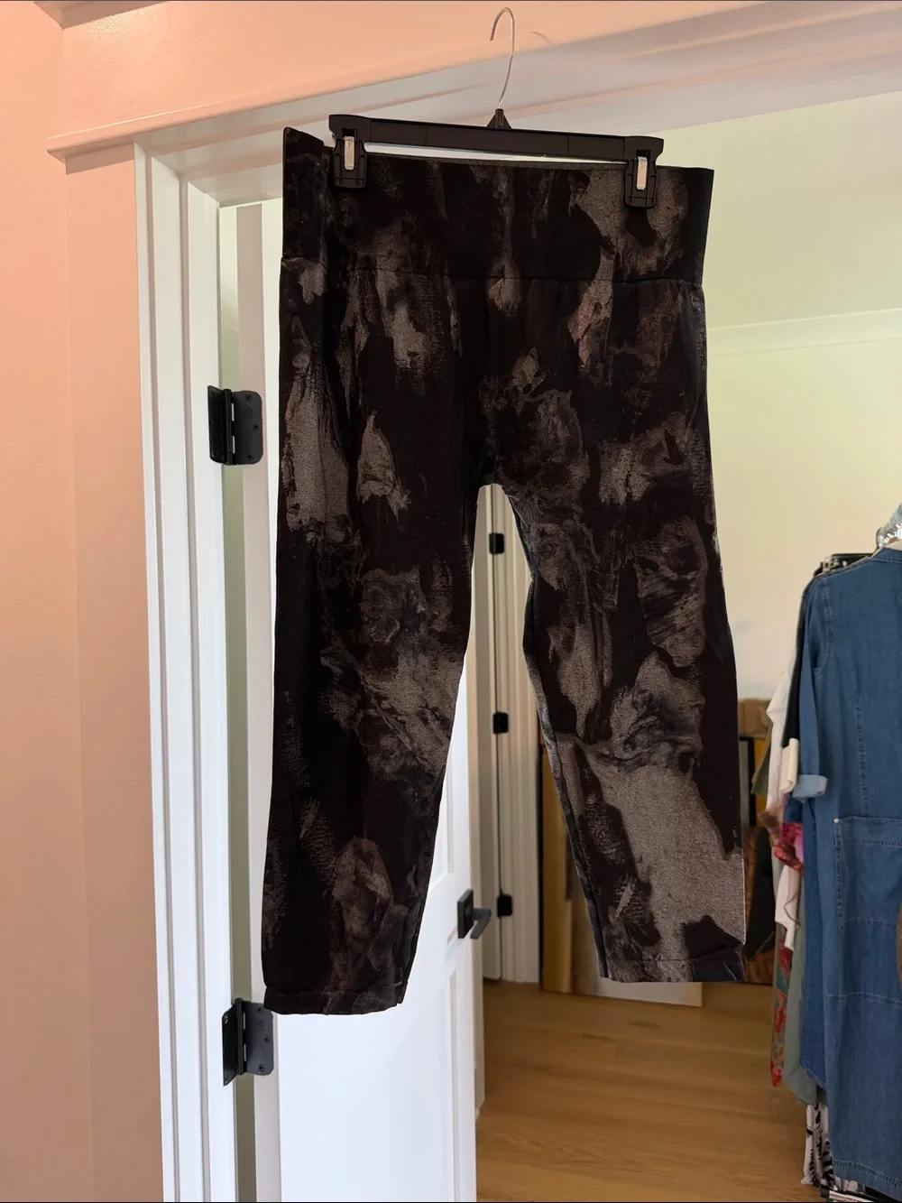 Abstract Print Active Capri Leggings - Black and Gray